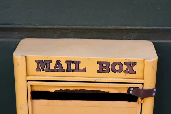 Vintage Ancient Yellow Mail Post Box Home Wall Old Mailbox — Fotografia de Stock