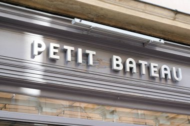Bordeaux, Aquitaine France - 06 25 2022: Petit Bateau logosu ve Küçük Tekne Dükkanı 'nın butik çocuk giyim mağazasının ön cephesi