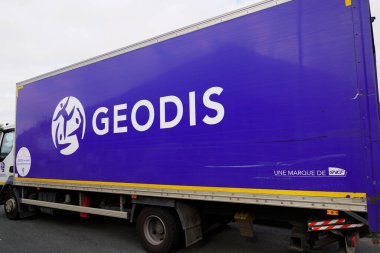 Bordeaux, Aquitaine France - 07 04 2022: Geodis logo markası ve yan paneldeki pano kamyonunda Fransız servis servisi