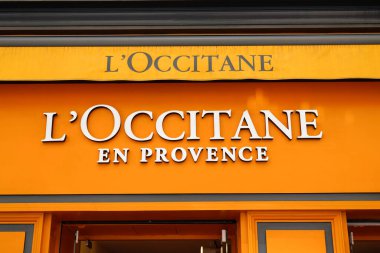 Bordeaux, Aquitaine France - 07 14 2022: l 'occitane en Provence logo markası ve ön cephe Fransız kozmetik mağazasında metin imzası