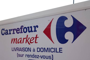 Bordeaux, Aquitaine France - 06 25 2022: Carrefour market logosu ve paneldeki dağıtım minibüsündeki marka metin süpermarketi