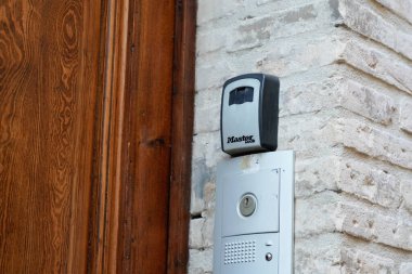 Bordeaux, Aquitaine France - 07 04 2022: Ev kiralama cephesindeki gri anahtar kutusunda ana kilit logosu ve metin imzası