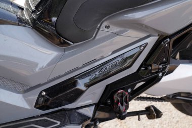 Bordeaux, Aquitaine France - 07 14 2022: honda x adv logo markası ve scooter tarafında metin işareti