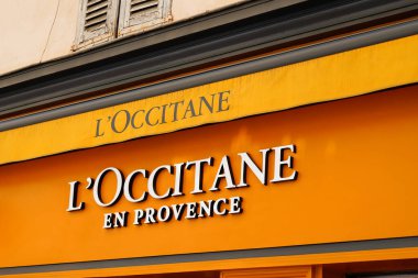 Bordeaux, Aquitaine France - 07 14 2022: l 'occitane en provence logo ve metin levhası ön cephe girişi Fransız kozmetik