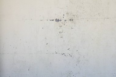 Beton alçılı, beyaz gri alçılı ve eski gri alçılı eski binanın arka duvar cephesi