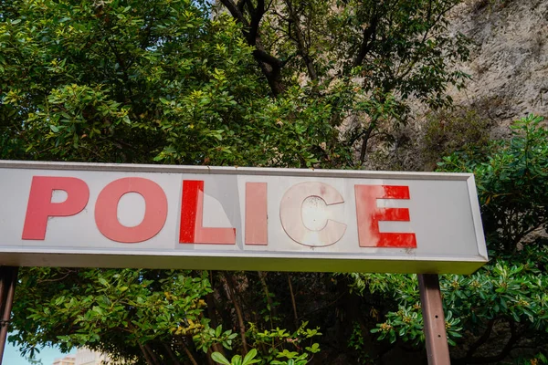 Delegacia Polícia Sinal Texto Vermelho Edifício Rua Cidade — Fotografia de Stock
