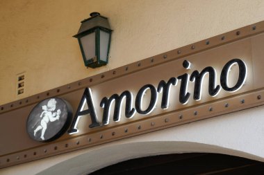 Bordeaux, Aquitaine France - 07 13 2022: Amorino logosu ve İtalyan dondurmalı dondurma dükkanının dondurmalı dondurması