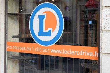 Bordeaux, Aquitaine France - 07 13 2022: E.leclerc drive metin logosu ve mağaza perakende satış mağazası Leclerc vitrininde yuvarlak marka tabela