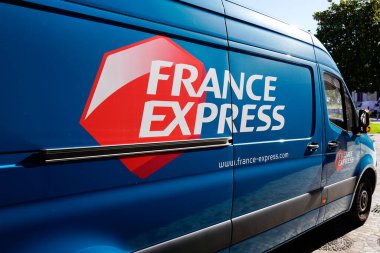 Bordeaux, Aquitaine France - 07 23 2022: Fransa Ekspres logosu ve araç panelvanı dağıtım aracındaki metin imzası