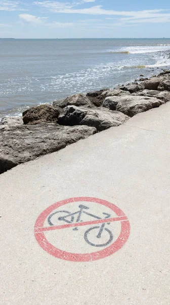 Знак Дорожного Знака Прибрежной Полосе Указанием Запрета Езда Велосипеде Велосипеде — стоковое фото
