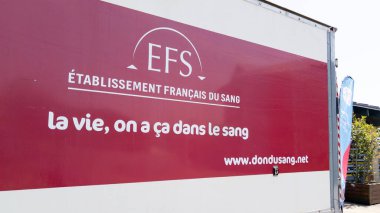 Bordeaux, Aquitaine France - 07 23 2022: ef logo markası yan paneldeki va kamyonu üzerinde Fransız kan tesisi işaret levhası.