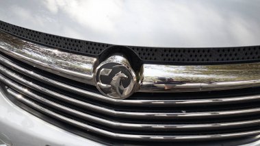 Bordeaux, Aquitaine France - 07 23 2022: Vauxhall araba logosu ve Opel gövde manzaralı İngiliz otomobil üreticisi