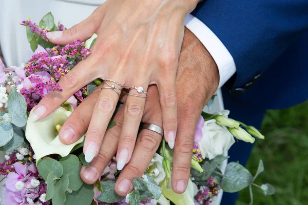 Bride Groom Fingers Hands Wedding Rings Close Bouquet Flowers — Foto de Stock