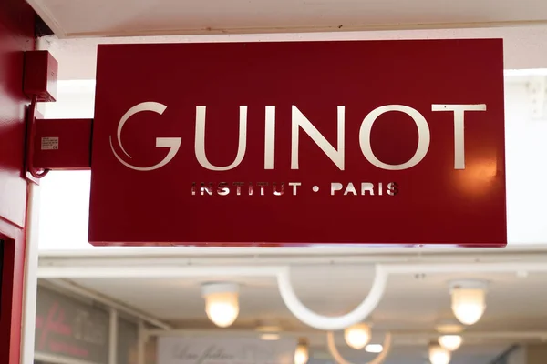 Toulouse Occitanie France 2022 Guinot Paris Sign Text Brand Logo — Stok fotoğraf