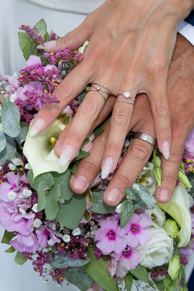 Bride Fingers Woman Holding Hand Wedding Bouquet Flowers Groom Hands — стоковое фото