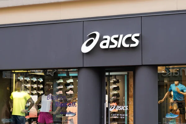 Bordeaux, Aquitaine France - 07 25 2022: Asics logosu ve Japon çokuluslu şirket ayakkabıları mağazasının metin imzası