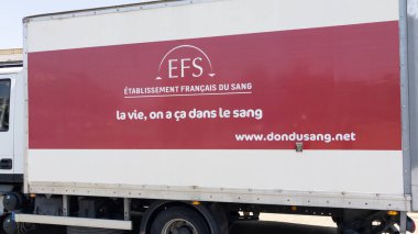 Bordeaux, Aquitaine France - 07 23 2022: EFS etablissement francais du sang sign logo text on panel van in France can ürünlerinde ulusal öz güveni garanti etmektedir