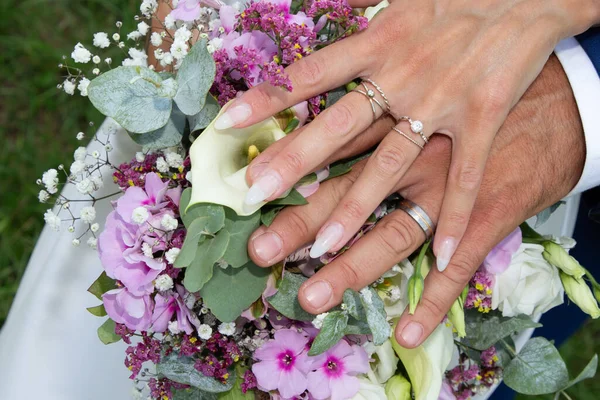 Braut Frau Weißen Brautkleid Brautstrauß Blumen Mit Bräutigam Hände Heiratsfinger — Stockfoto