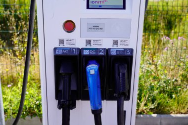 Bordeaux, Aquitaine France - 11 05 2021: Elektrikli otomobil şarj noktası park aracı
