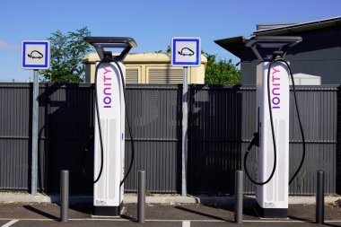 Bordeaux, Aquitaine France - 07 25 2022: Yalnız marka metin ve logo işareti her elektrikli araba şarj noktası park aracı