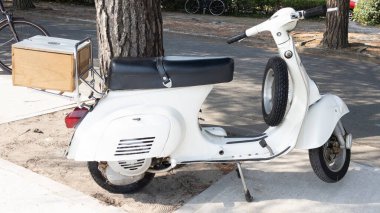 Bordeaux, Aquitaine France - 07 25 2022: Vespa eski model scooter beyaz 60 'ların konseptiyle park edilmiş sokak