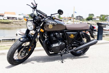 Bordeaux, Aquitaine France - 07 25 2022: Royal Enfield 650 önleme aracı 120. motosiklet sınırlı sayıda 120. yıl siyah çelik motosiklet