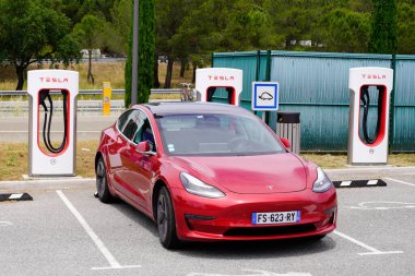 Bordeaux, Aquitaine France - 07 25 2022: Tesla Model 3 süper şarjlı istasyon arabası elektrikli araç bize markalı Amerikan otomobili