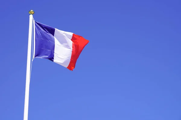 Французский Флаг Синий Синий Красный Волновой Коврик Над Голубым Небом — стоковое фото