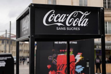 Bordeaux , Aquitaine  France - 07 28 2022 : Coca Cola sans sucre sign logo and text brand on advertising display of fresh drink bar