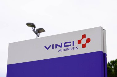 Bordeaux , Aquitaine  France - 07 25 2022 : Vinci autoroutes logo brand and sign text of French concessions and construction company france Highways
