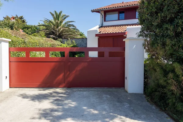 Aluminum Steel Red Bordeaux Double Gate Home Portal Suburb House — ストック写真
