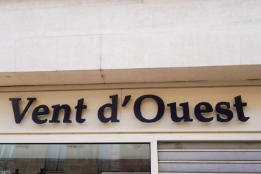 Bordeaux , Aquitaine  France - 08 08 2022 : vent d'ouest sign text and logo brand on facade store wall entrance shop signage