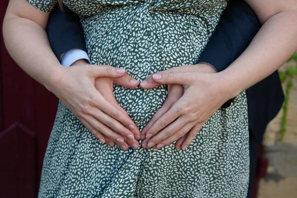 Έγκυος Γυναίκα Χέρια Του Συζύγου Αγγίζοντας Κοιλιά Έννοια Εγκυμοσύνης — Φωτογραφία Αρχείου