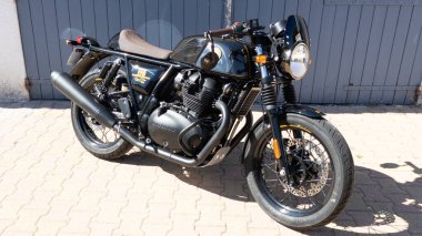 Bordeaux, Aquitaine France - 06 25 2022: Royal Enfield GT önleme aracı 120. Motorsiklet sınırlı sayıda 120.