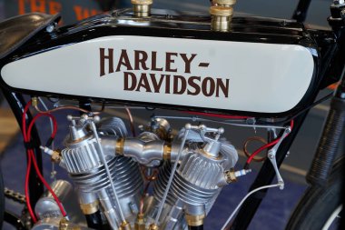 Bordeaux, Aquitaine France - 05 09 2022: Harley Davidson motorsiklet eski usul, Amerikan motosikletini geri getirdi