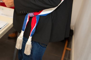Fransız belediye başkanı resmi kutlama sırasında üç renkli fular takıyor.