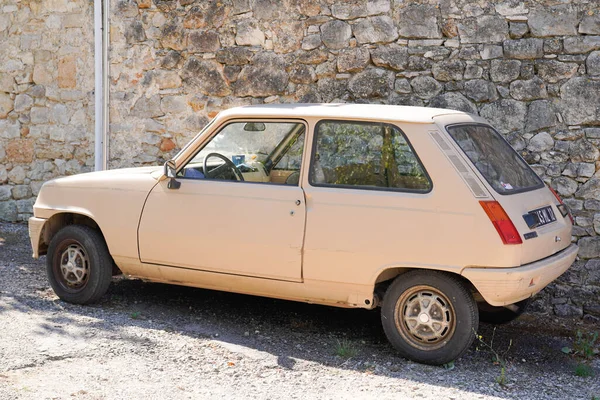 Бордо Aquitaine France 2022 Renault Beige Vintage Retro Car Oldtimer — стоковое фото