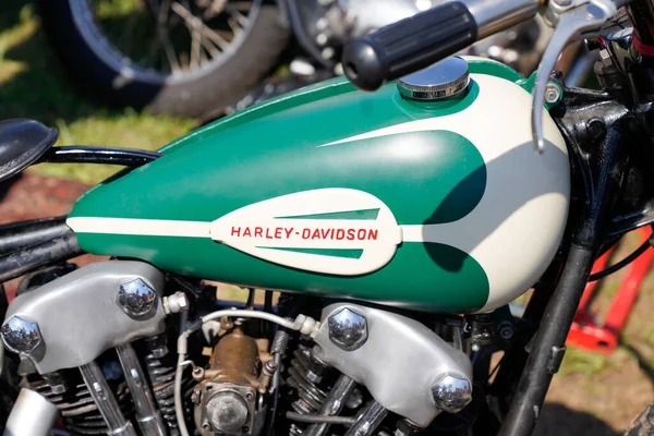 ボルドー アキテーヌフランス 2022年09月 Harley Davidsonアメリカのオートバイのエンジンのクローズアップロゴブランドとテキストサイングリーンホワイトタンク — ストック写真