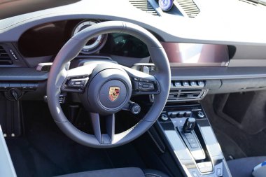 Bordeaux, Aquitaine France - 10 09 2022: Porsche 911 koltuğu iç gösterge direksiyonları spor spor üstü açık spor araba