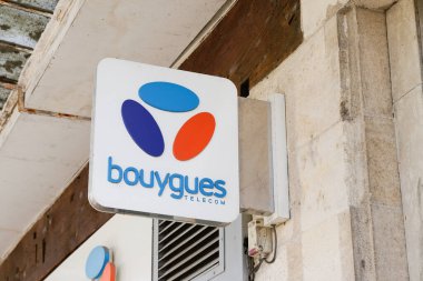 Bordeaux, Aquitaine France - 05 09 2022: Bouygues telekom logosu metin ve ön cephe butik telefon operatörü