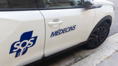 Bordeaux, Aquitaine France - 10 09 2022: SOS Medecins logo metni ve Fransa 'da tıbbi yardım servisinin arabasının üzerindeki marka işareti