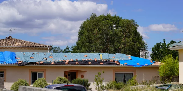 Wohnhausdach Dringend Reparaturbedürftig Ziegelersatz Mit Planenschutz Nach Hagelschaden — Stockfoto