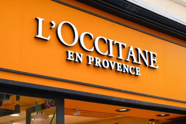 Bordeaux, Aquitaine France - 08 31 2022: l 'ovenitane en provence logo ve mağaza duvarındaki ön cephe mağaza Fransız kozmetik zinciri giriş işareti