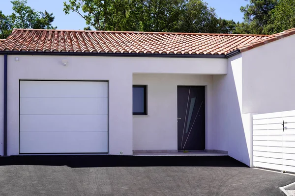 新しい家の入り口の白い閉じたガレージのホームゲートにドアグレー現代 — ストック写真