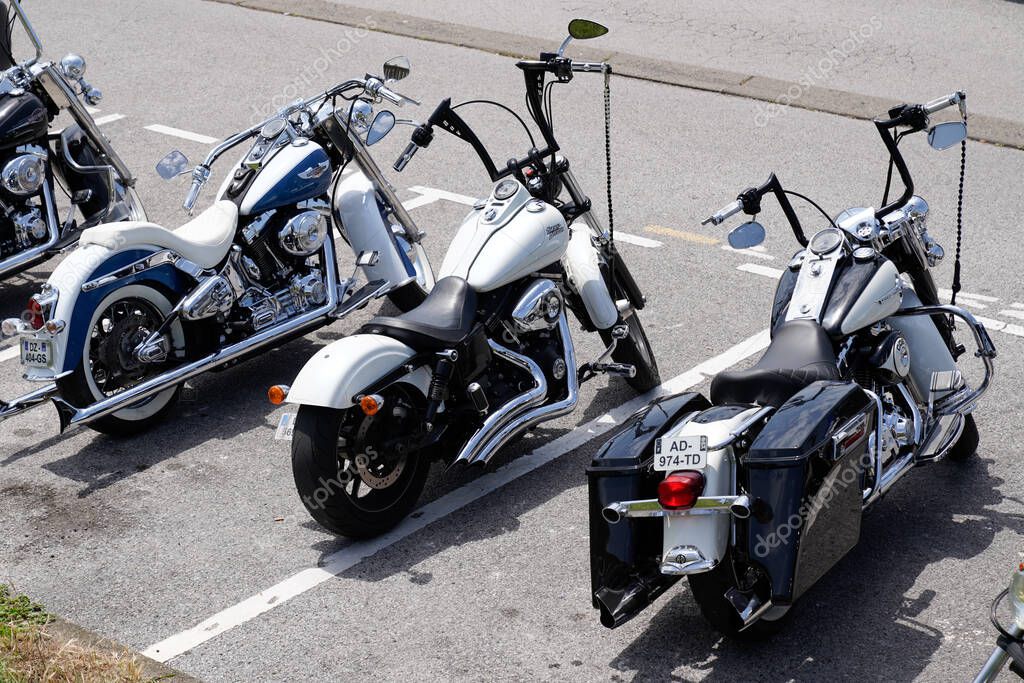 Bordeaux , Aquitaine  France - 10 09 2022 : Harley Davidson bike us motorcycle biker club parked on road side