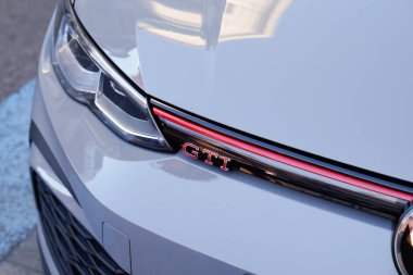 Bordeaux, Aquitaine France - 10 09 2022: vw beyaz Volkswagen golf logosu ve modern spor araba üzerindeki yazı tabelası