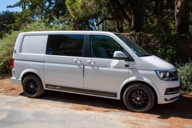Bordeaux, Aquitaine France - 10 09 2022: Vw Volkswagen t6 sınırlı sayıda Van Bulli paneli sokağa park etti