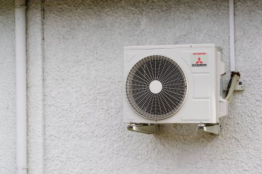 Bordeaux, Aquitaine France - 09 14 2022: Mitsubishi ağır endüstri elektrikli klima tertibatlı logo metni ve modern dış duvar binası donanımı üzerinde marka tabelası