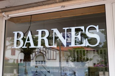 Bordeaux, Aquitaine France - 10 09 2022: BARNES logo metni ve Emlak küresel lüks gayrimenkul ön ofis pencerelerinin uluslararası emlak danışmanının marka işareti