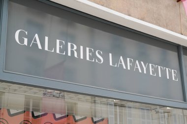 Bordeaux, Aquitaine France - 10 09 2022: Galeries Lafayette logo markası ve şehrin üst düzey Fransız mağaza zincirinin duvar girişi